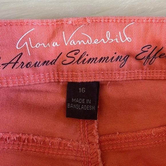 gloria vanderbilt • all around slimming effect skimmer belted capri jeans - Picture 5 of 10